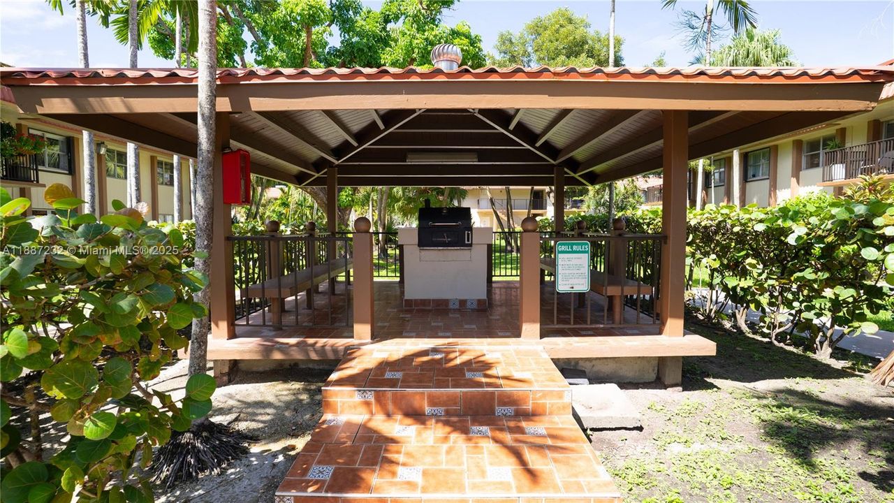 Active With Contract: $250,000 (2 beds, 2 baths, 885 Square Feet)