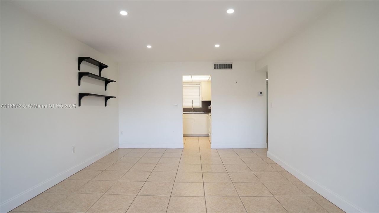 Active With Contract: $250,000 (2 beds, 2 baths, 885 Square Feet)