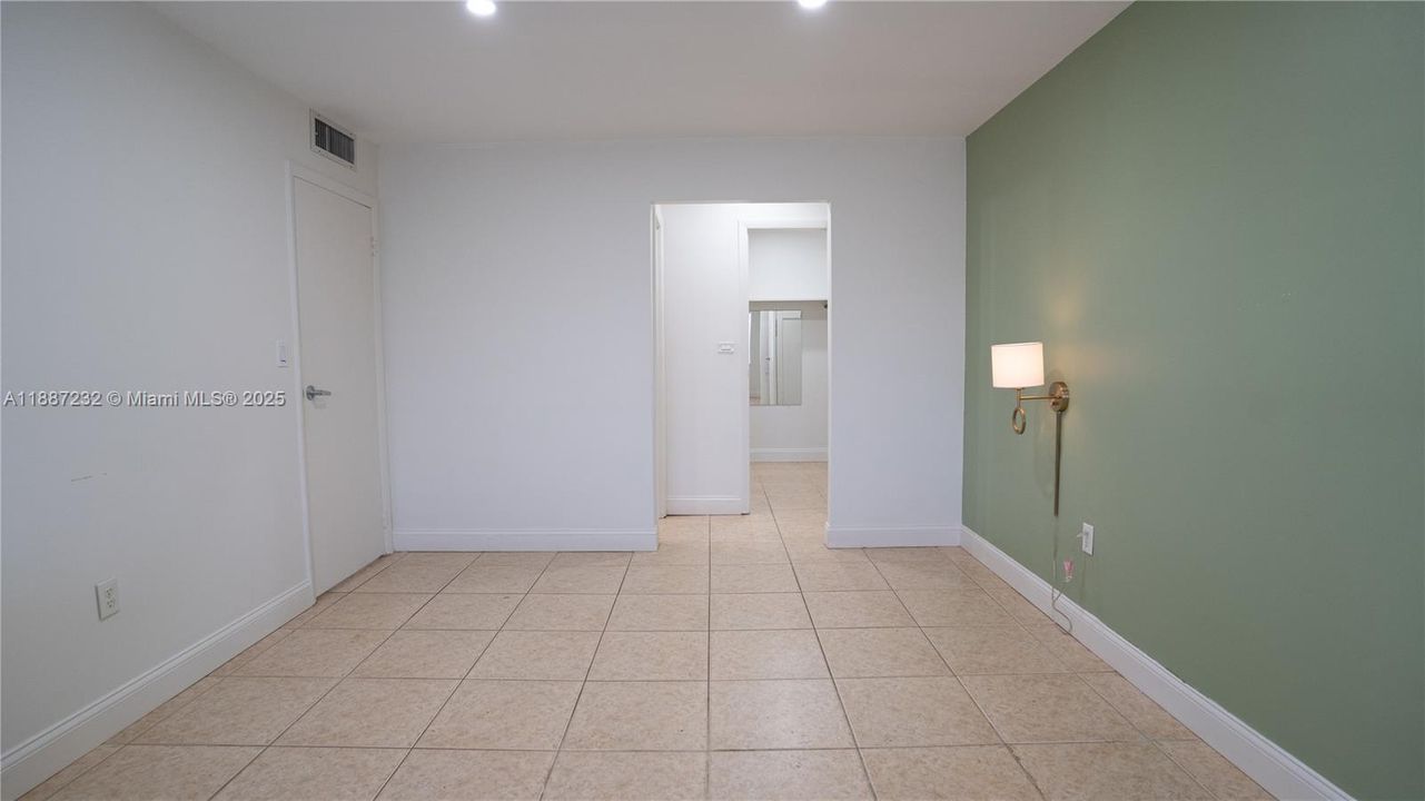 Active With Contract: $250,000 (2 beds, 2 baths, 885 Square Feet)