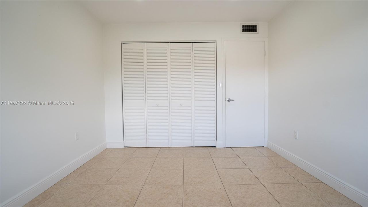 Active With Contract: $250,000 (2 beds, 2 baths, 885 Square Feet)