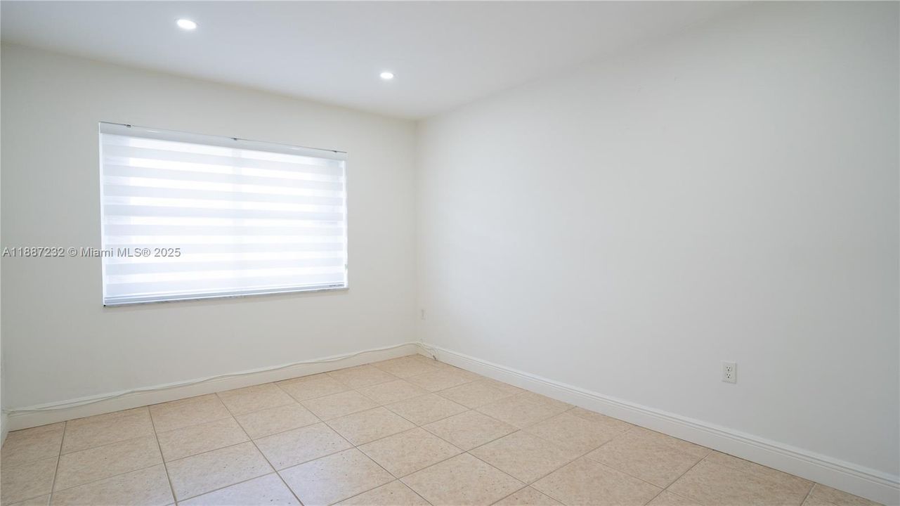 Active With Contract: $250,000 (2 beds, 2 baths, 885 Square Feet)