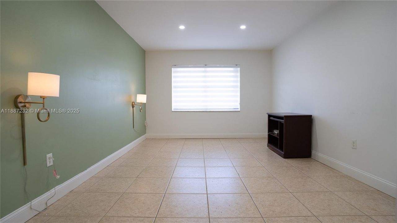 Active With Contract: $250,000 (2 beds, 2 baths, 885 Square Feet)