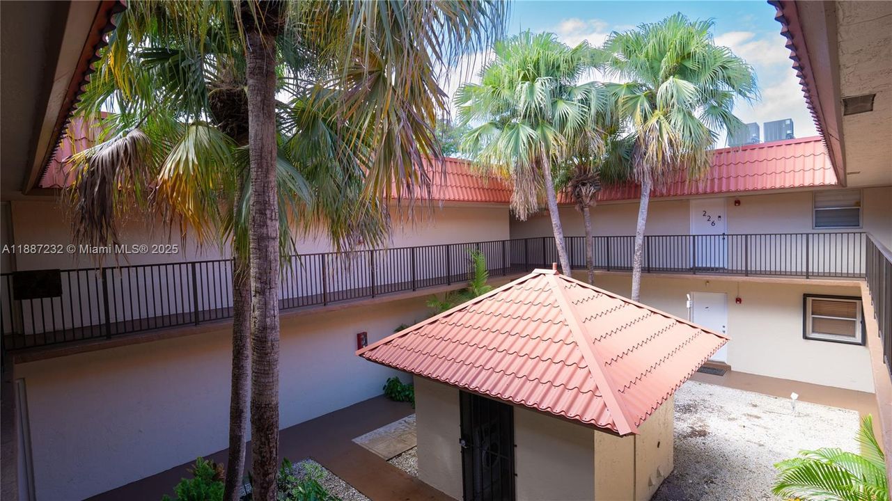 Active With Contract: $250,000 (2 beds, 2 baths, 885 Square Feet)