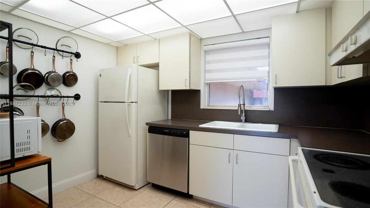 Active With Contract: $250,000 (2 beds, 2 baths, 885 Square Feet)