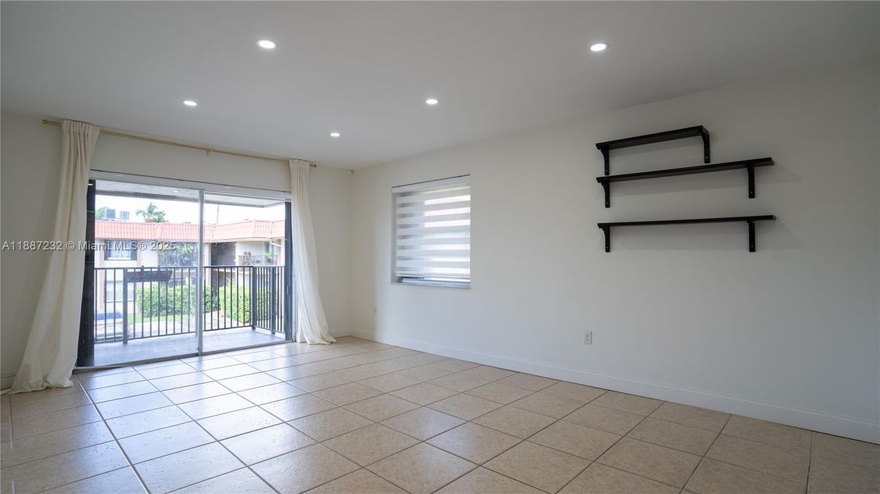 Active With Contract: $250,000 (2 beds, 2 baths, 885 Square Feet)