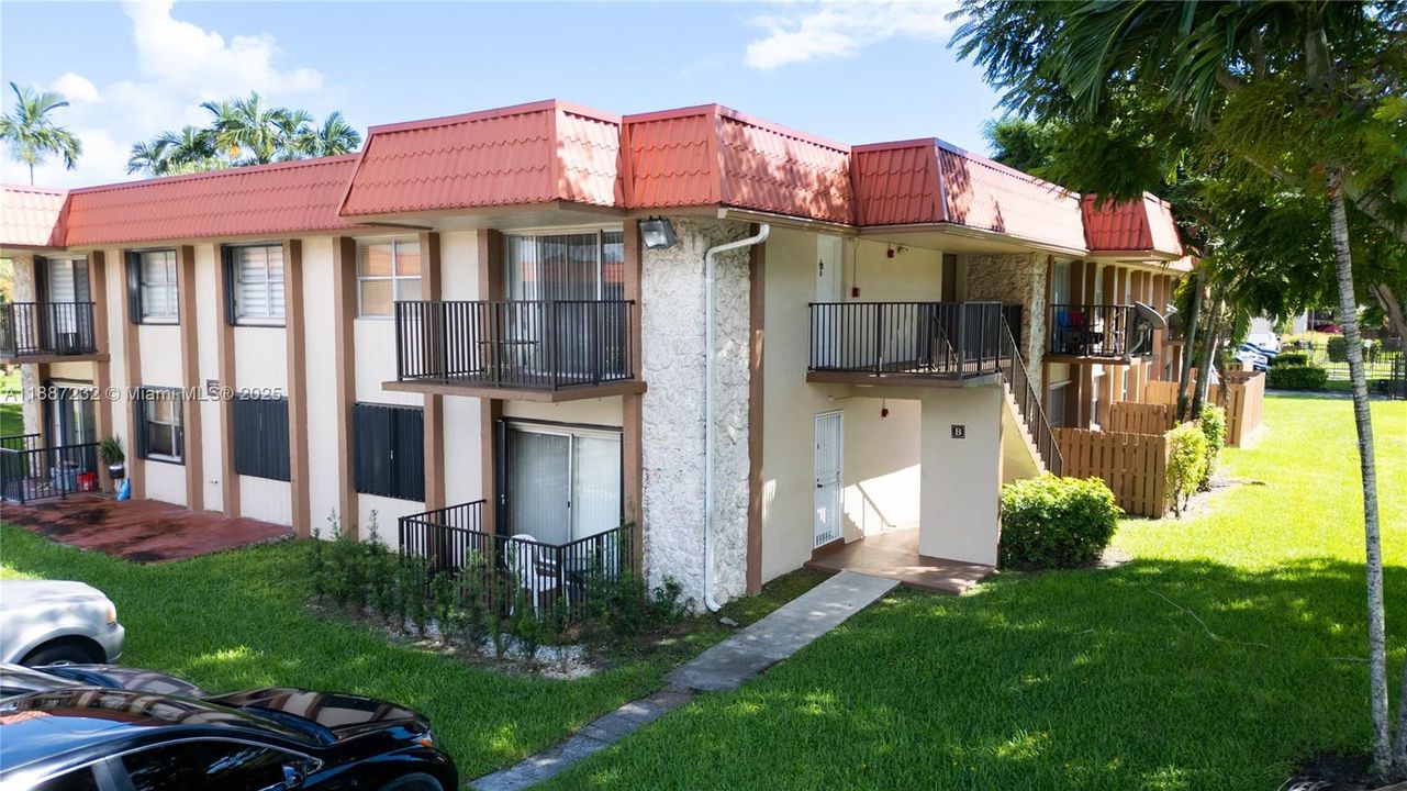 Active With Contract: $250,000 (2 beds, 2 baths, 885 Square Feet)