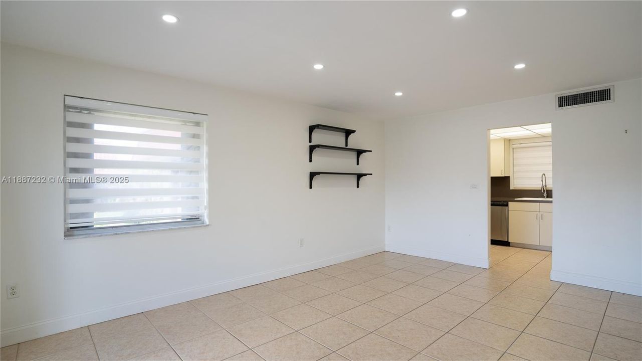 Active With Contract: $250,000 (2 beds, 2 baths, 885 Square Feet)