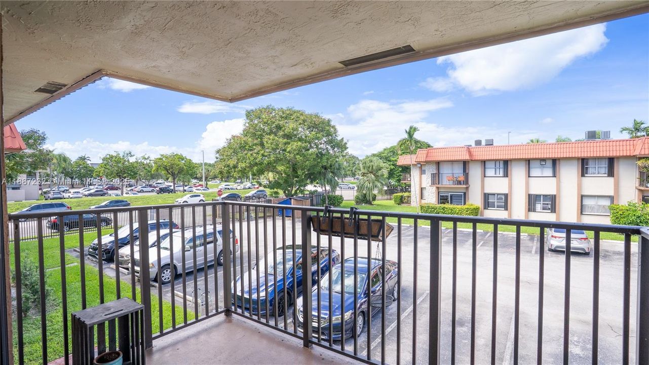 Active With Contract: $250,000 (2 beds, 2 baths, 885 Square Feet)