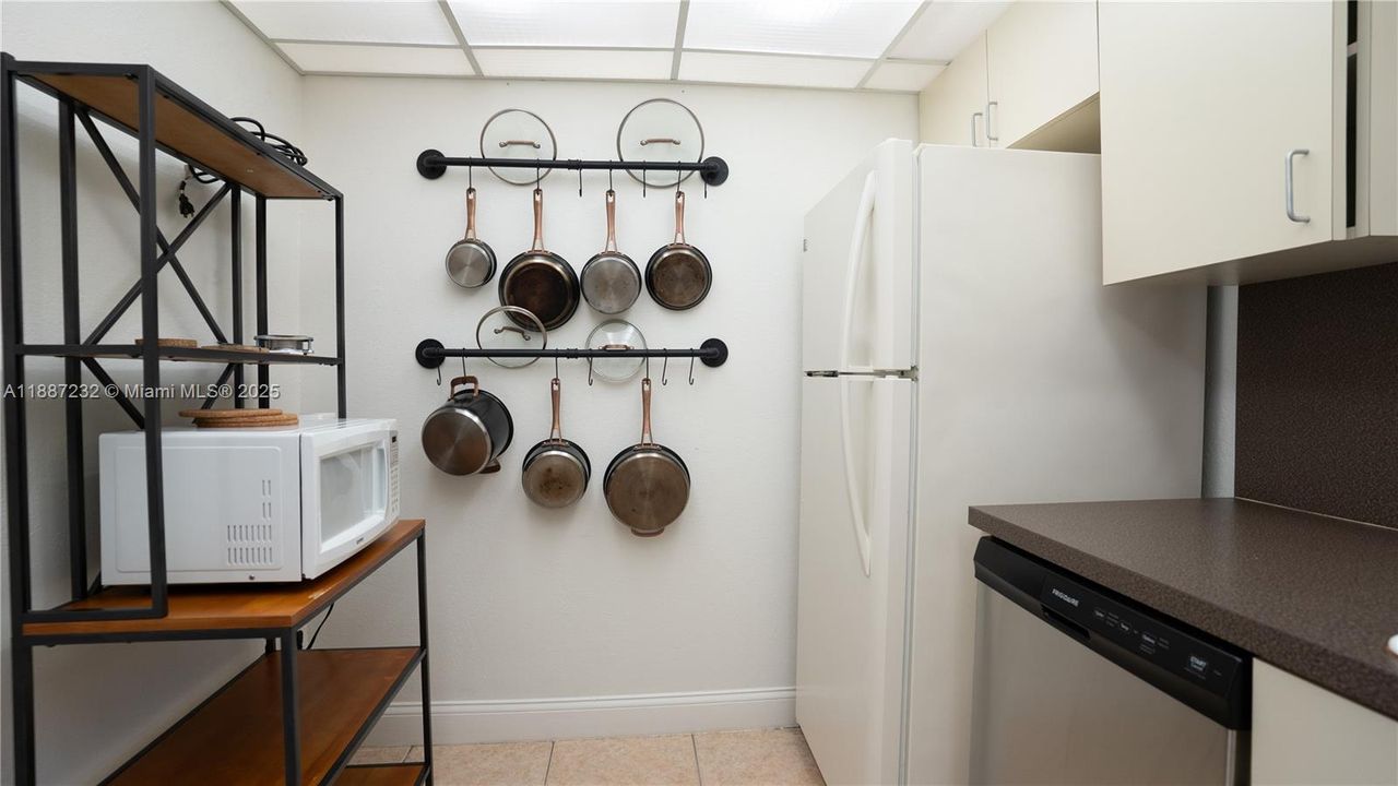 Active With Contract: $250,000 (2 beds, 2 baths, 885 Square Feet)