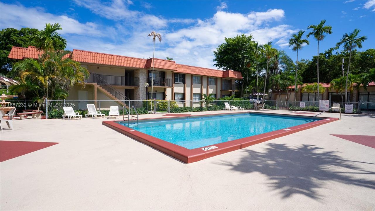 Active With Contract: $250,000 (2 beds, 2 baths, 885 Square Feet)