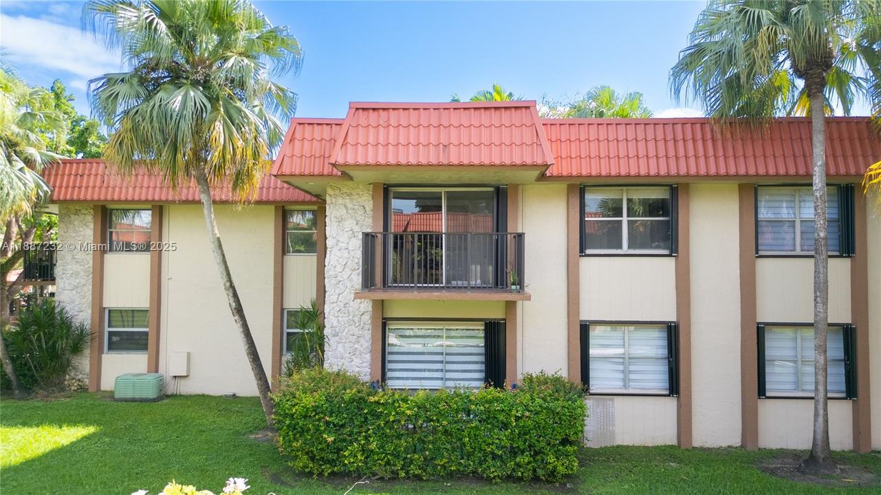 Active With Contract: $250,000 (2 beds, 2 baths, 885 Square Feet)