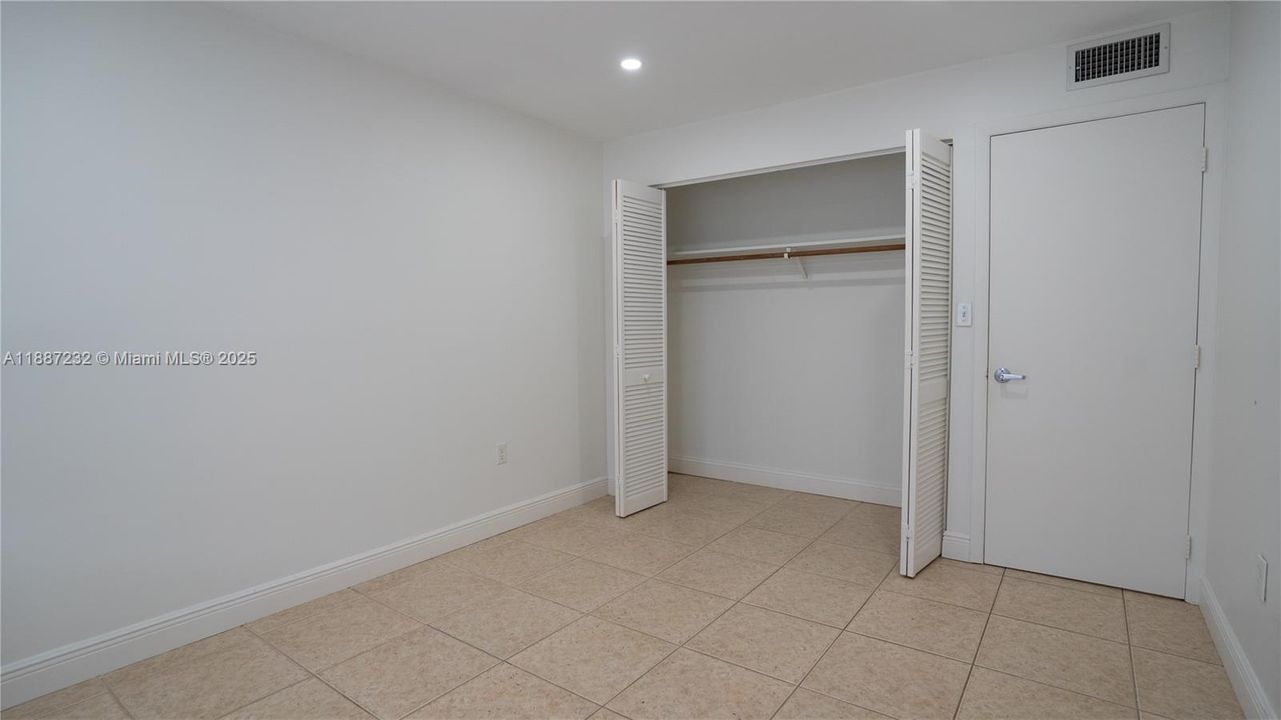 Active With Contract: $250,000 (2 beds, 2 baths, 885 Square Feet)