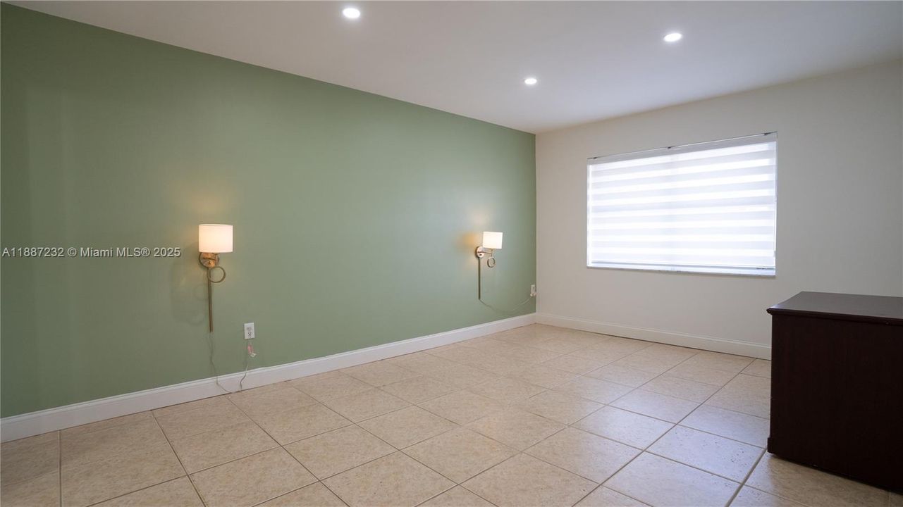 Active With Contract: $250,000 (2 beds, 2 baths, 885 Square Feet)