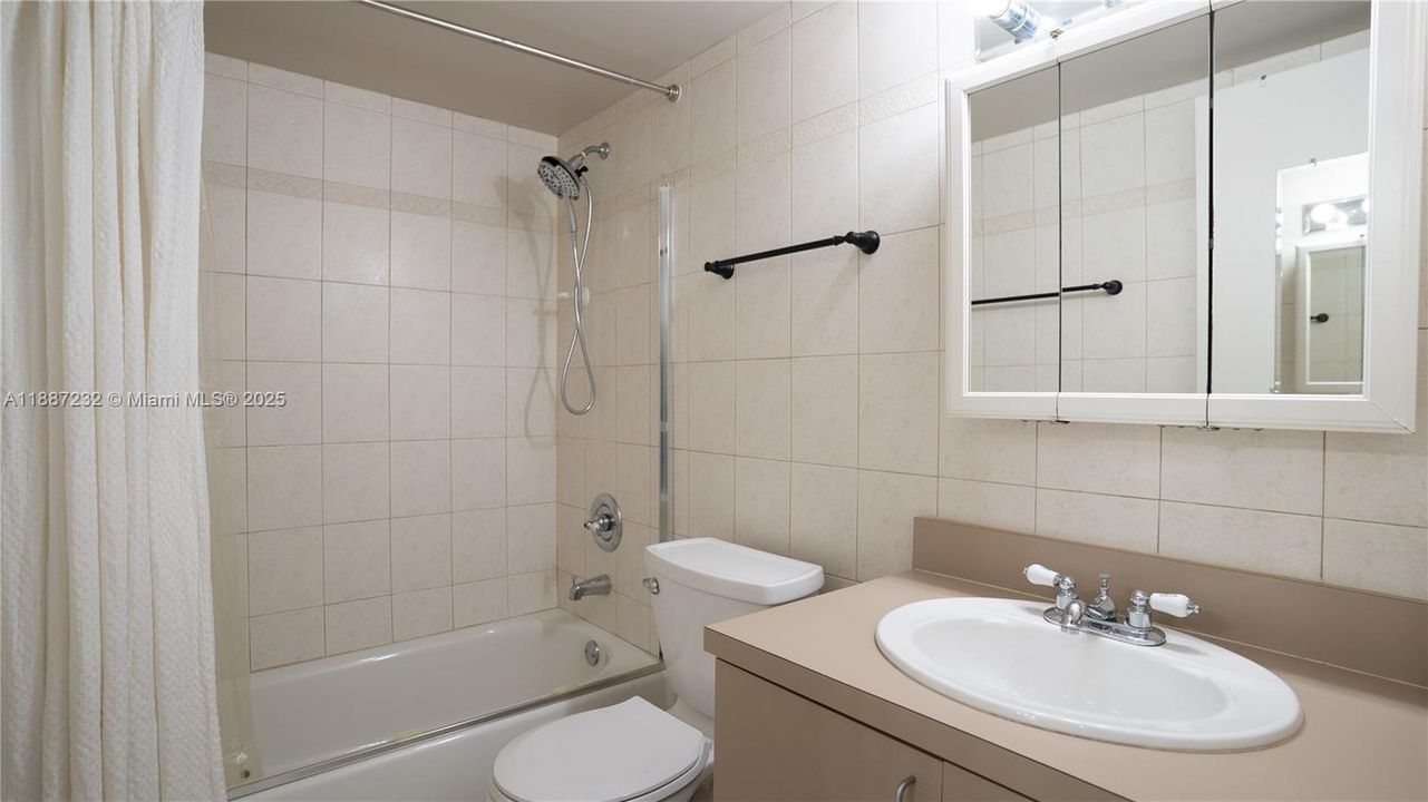 Active With Contract: $250,000 (2 beds, 2 baths, 885 Square Feet)