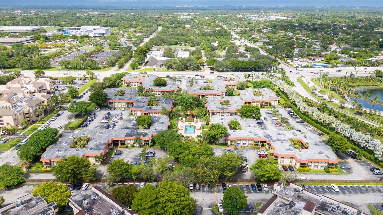 Active With Contract: $250,000 (2 beds, 2 baths, 885 Square Feet)