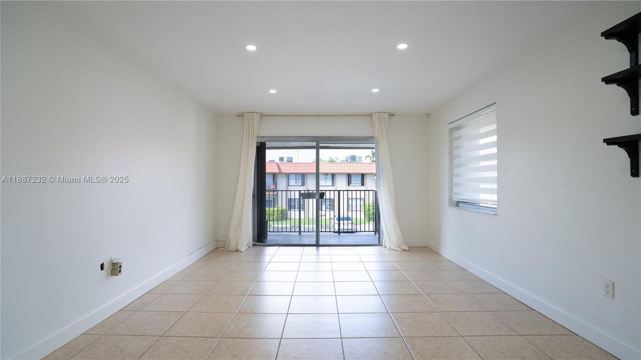 Active With Contract: $250,000 (2 beds, 2 baths, 885 Square Feet)