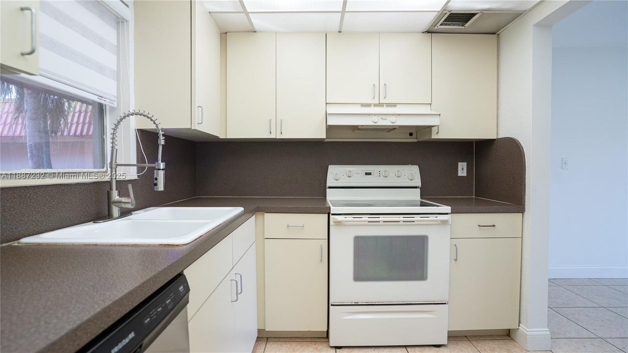 Active With Contract: $250,000 (2 beds, 2 baths, 885 Square Feet)