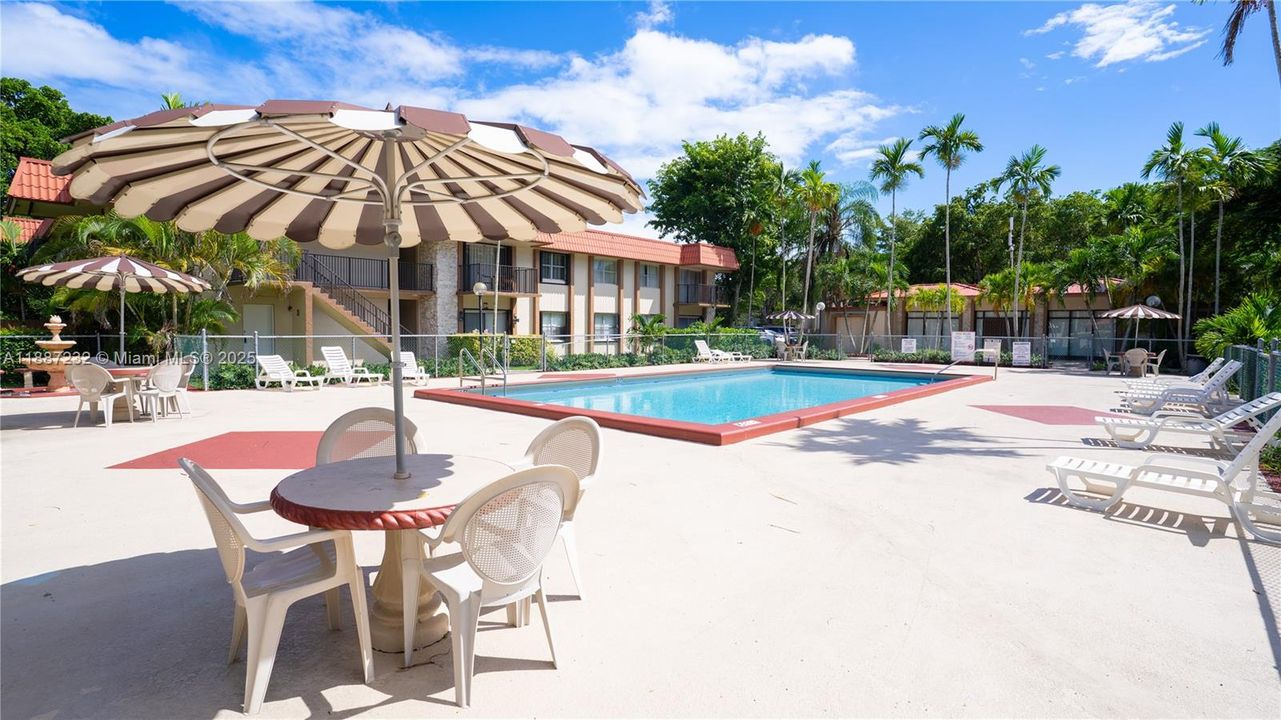 Active With Contract: $250,000 (2 beds, 2 baths, 885 Square Feet)