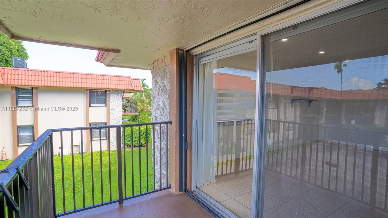 Active With Contract: $250,000 (2 beds, 2 baths, 885 Square Feet)