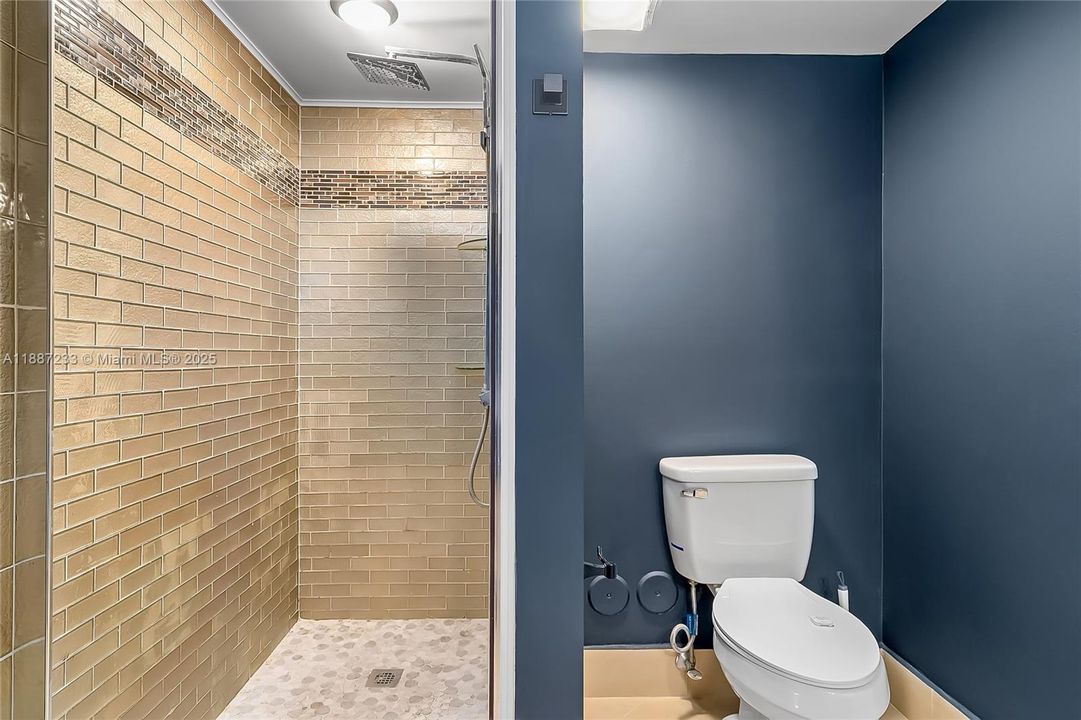 待售: $177,999 (1 贝兹, 2 浴室, 1140 平方英尺)