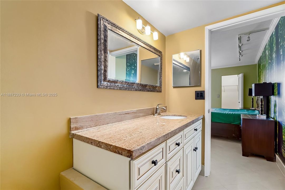 待售: $177,999 (1 贝兹, 2 浴室, 1140 平方英尺)