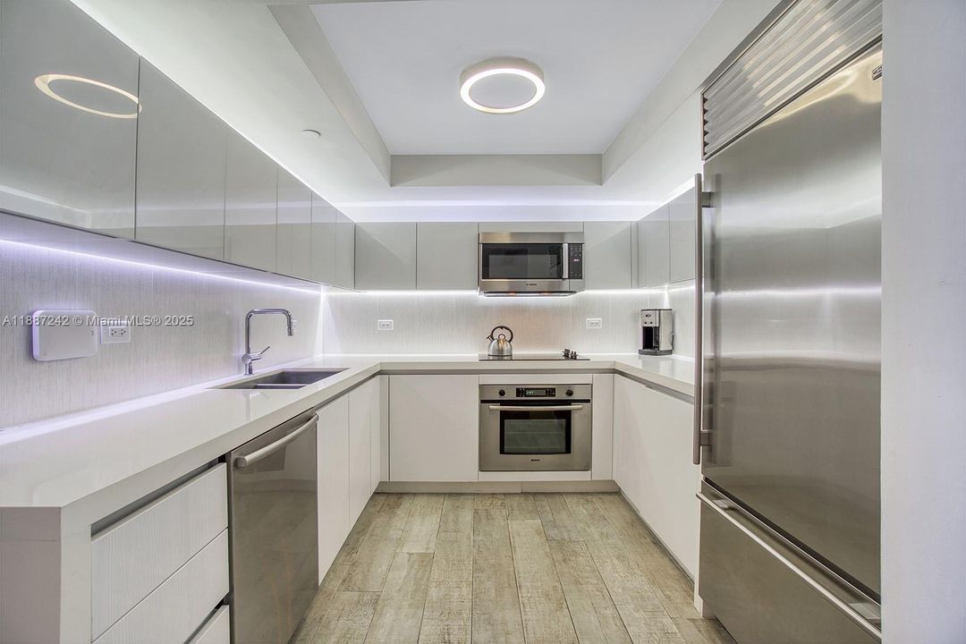 For Sale: $4,000,000 (2 beds, 2 baths, 1239 Square Feet)