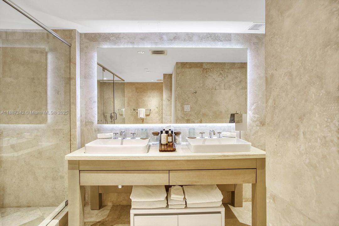 For Sale: $4,000,000 (2 beds, 2 baths, 1239 Square Feet)