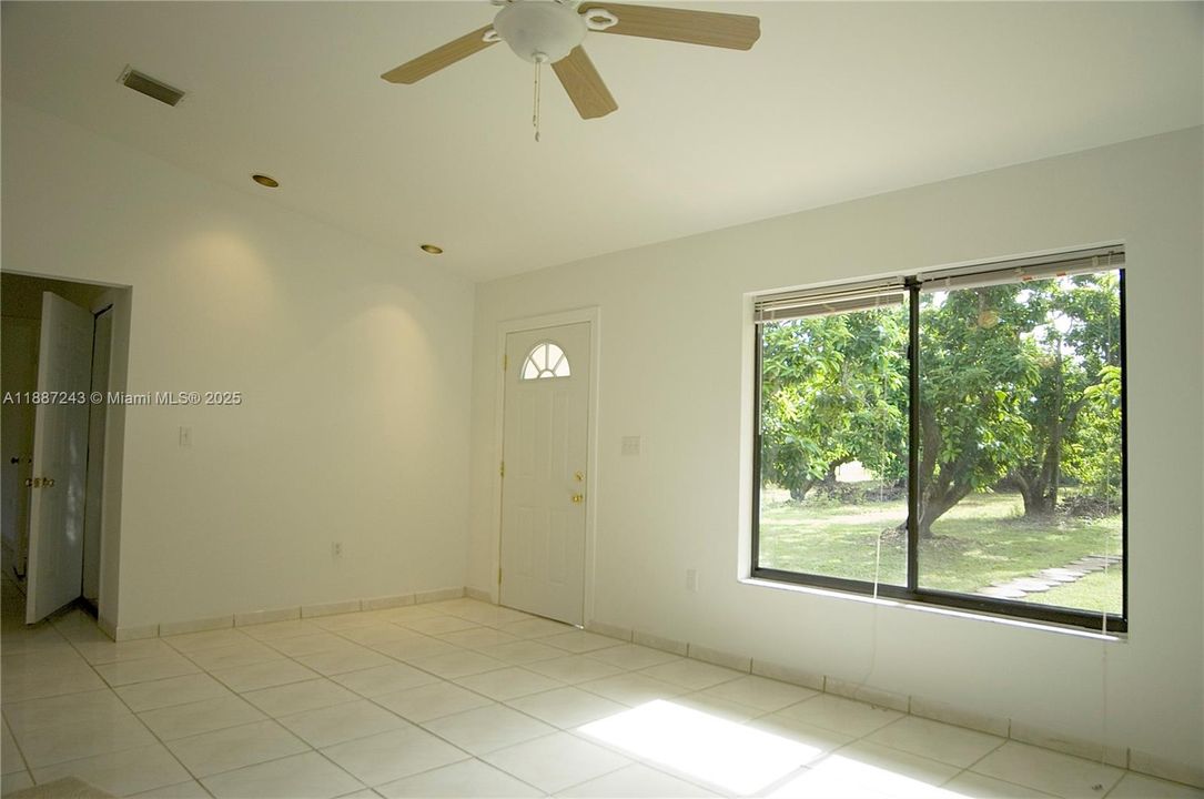 Active With Contract: $1,190,000 (2 beds, 2 baths, 889 Square Feet)