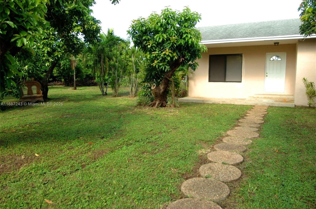 Active With Contract: $1,190,000 (2 beds, 2 baths, 889 Square Feet)