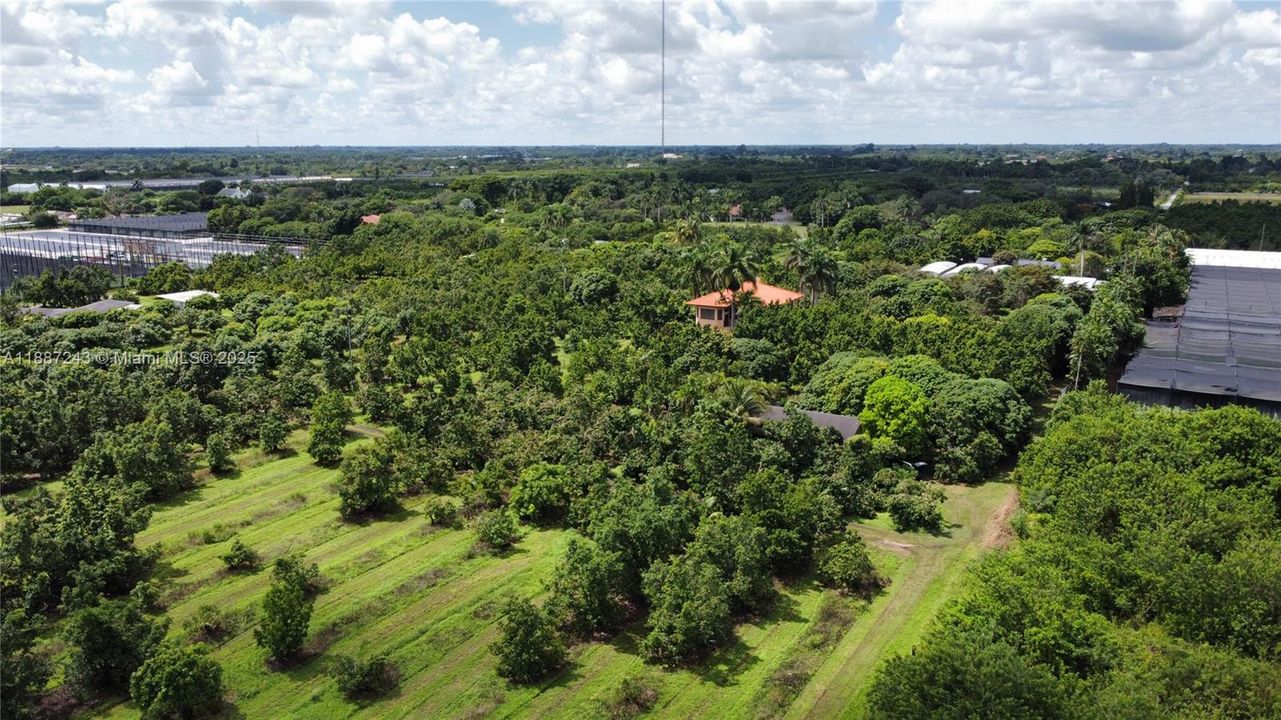 Active With Contract: $1,190,000 (2 beds, 2 baths, 889 Square Feet)