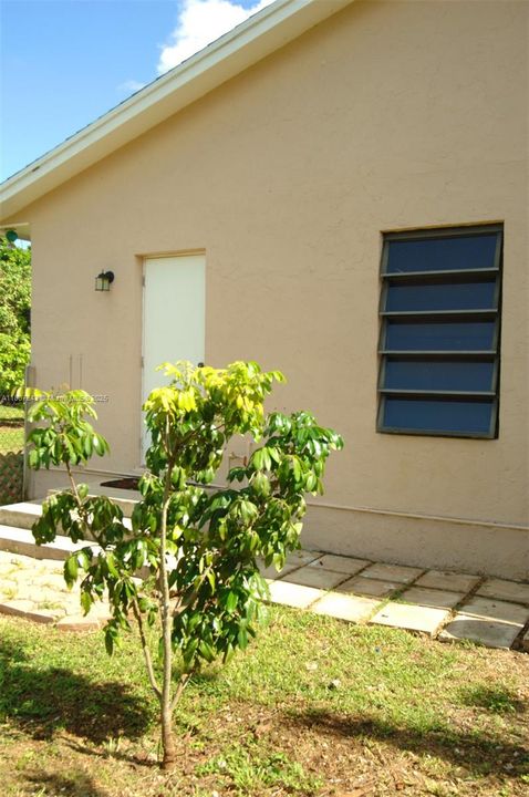 Active With Contract: $1,190,000 (2 beds, 2 baths, 889 Square Feet)