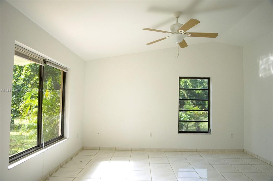 Active With Contract: $1,190,000 (2 beds, 2 baths, 889 Square Feet)