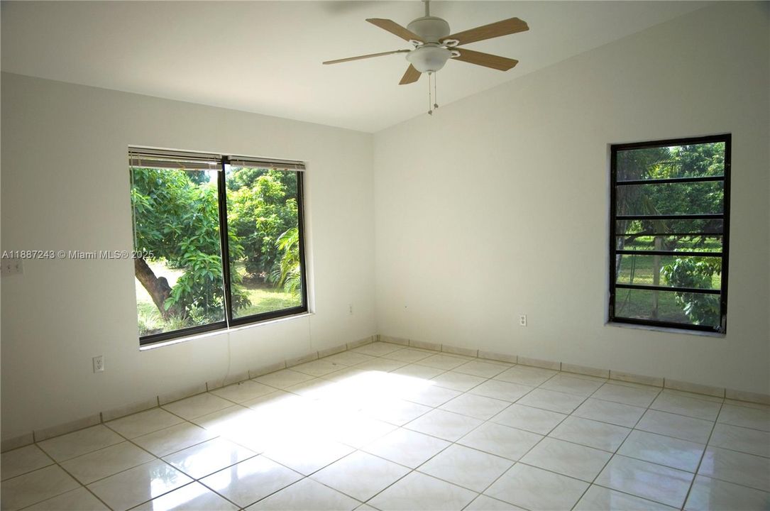 Active With Contract: $1,190,000 (2 beds, 2 baths, 889 Square Feet)