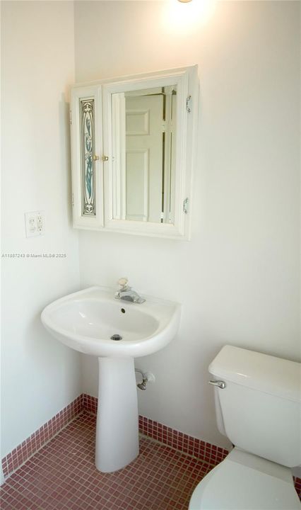 Active With Contract: $1,190,000 (2 beds, 2 baths, 889 Square Feet)