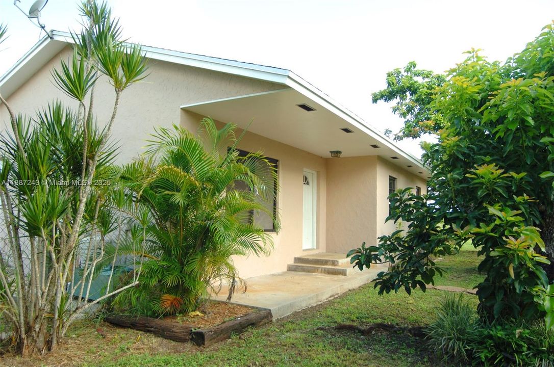 Active With Contract: $1,190,000 (2 beds, 2 baths, 889 Square Feet)