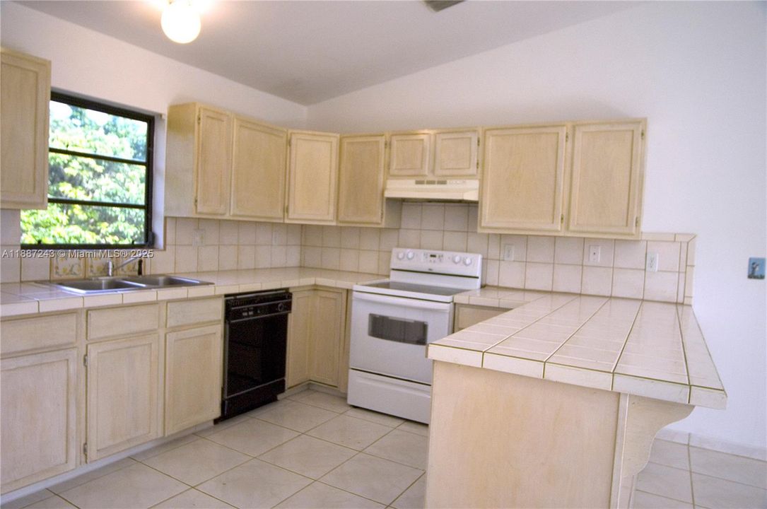 Active With Contract: $1,190,000 (2 beds, 2 baths, 889 Square Feet)