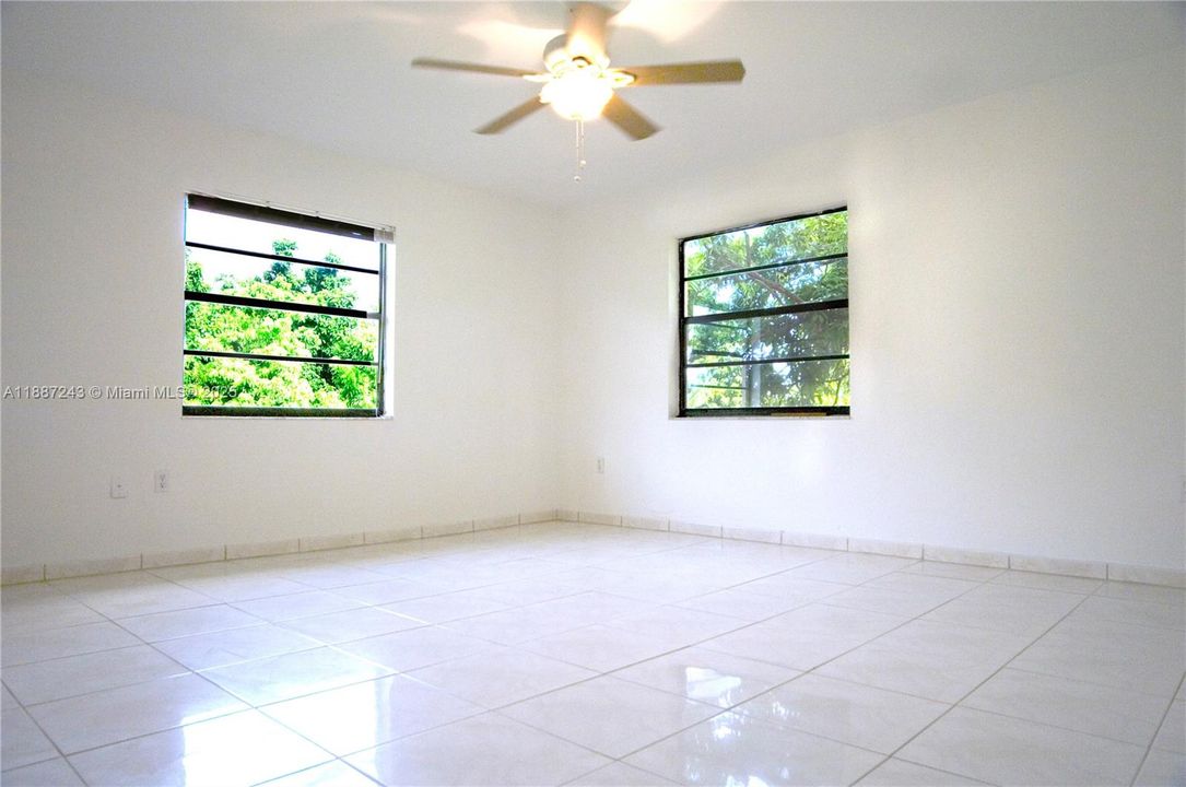 Active With Contract: $1,190,000 (2 beds, 2 baths, 889 Square Feet)