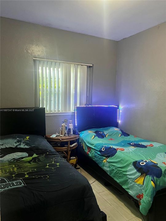 待售: $699,900 (3 贝兹, 1 浴室, 1584 平方英尺)