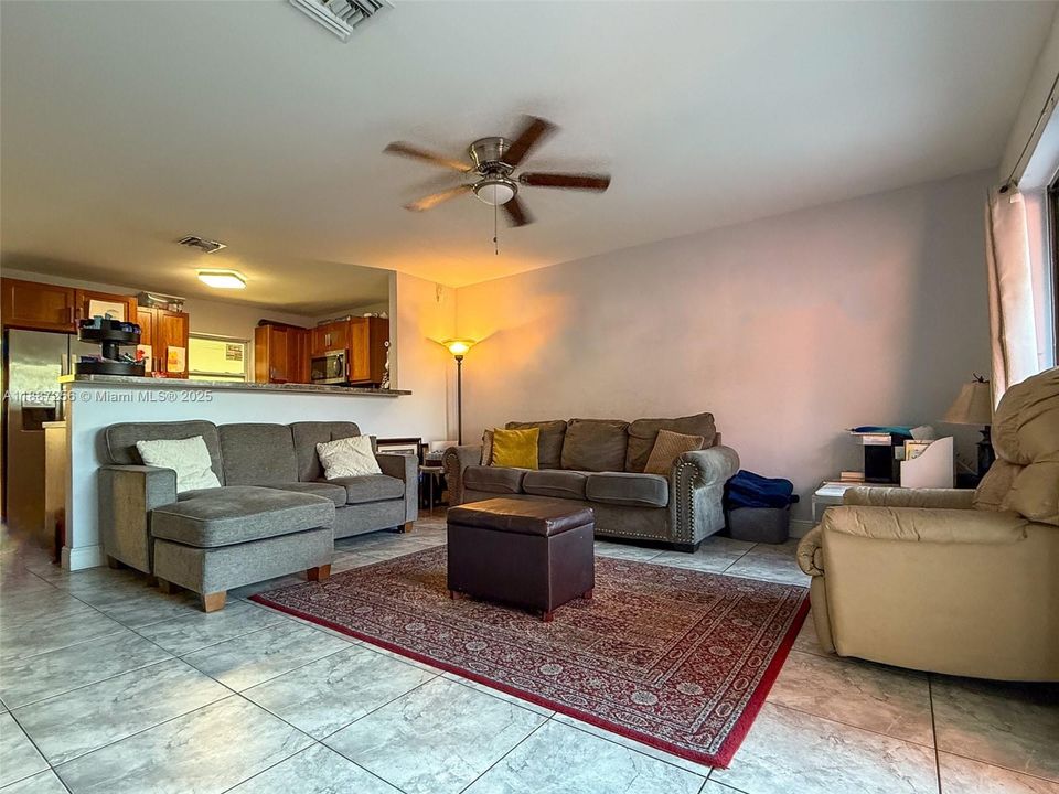 En Venta: $565,000 (4 camas, 3 baños, 1657 Pies cuadrados)