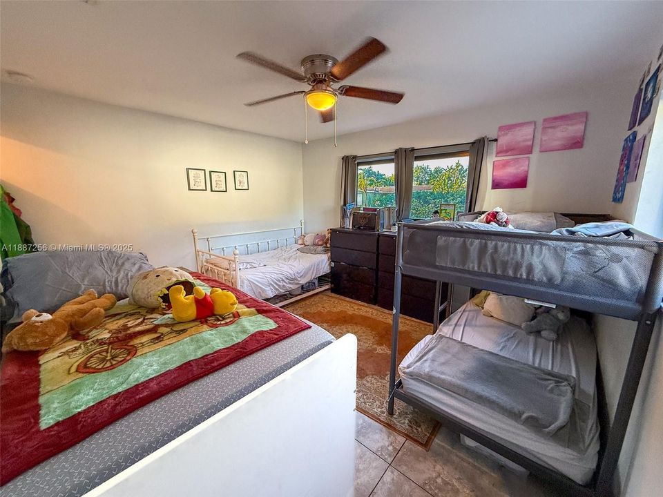 En Venta: $565,000 (4 camas, 3 baños, 1657 Pies cuadrados)