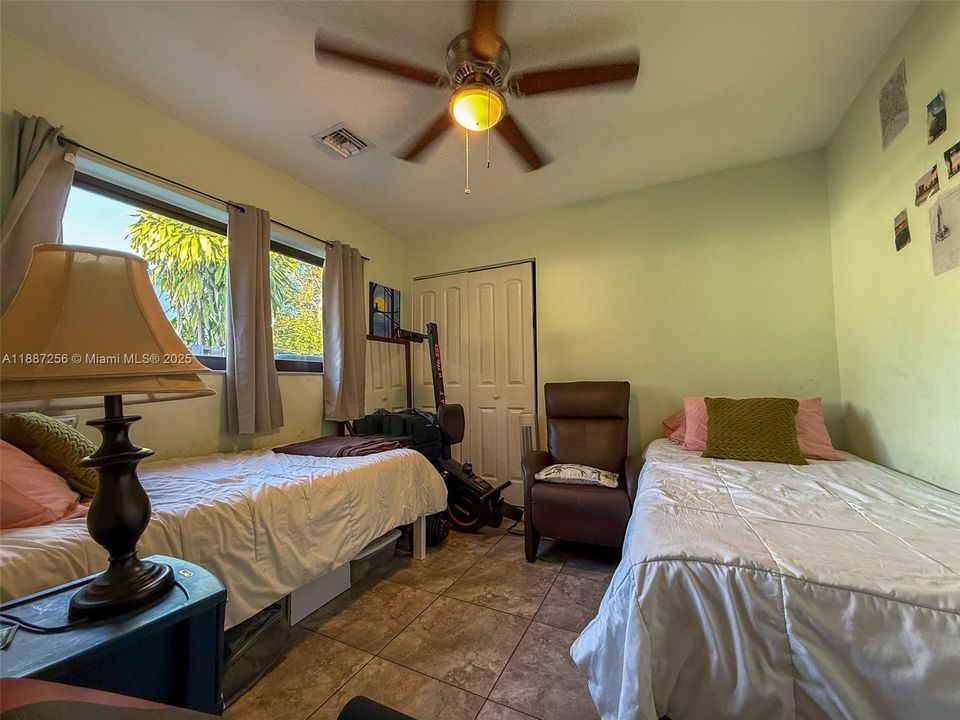 En Venta: $565,000 (4 camas, 3 baños, 1657 Pies cuadrados)