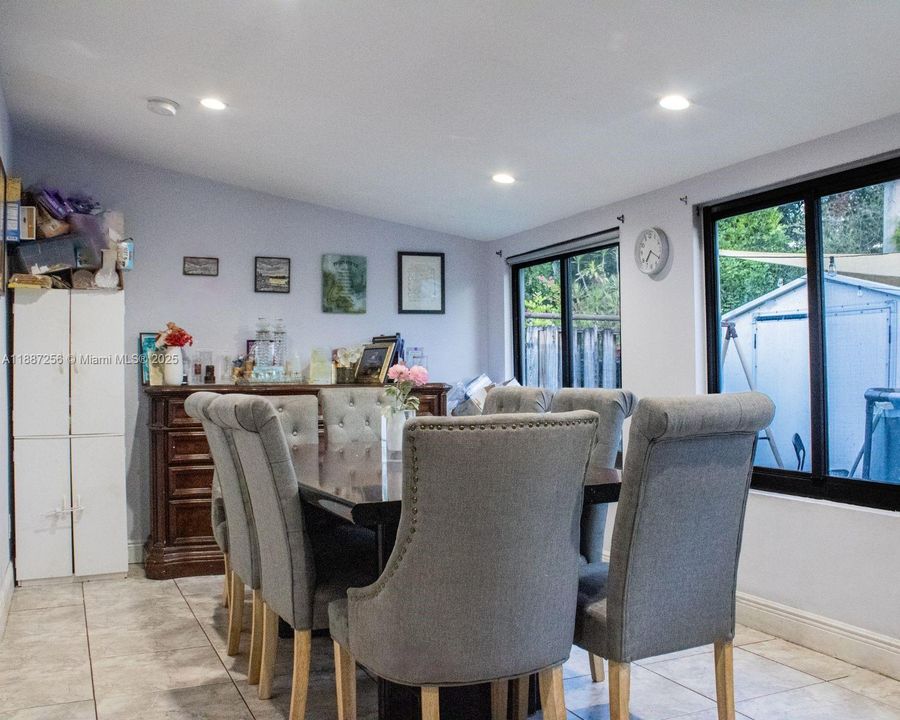 En Venta: $565,000 (4 camas, 3 baños, 1657 Pies cuadrados)