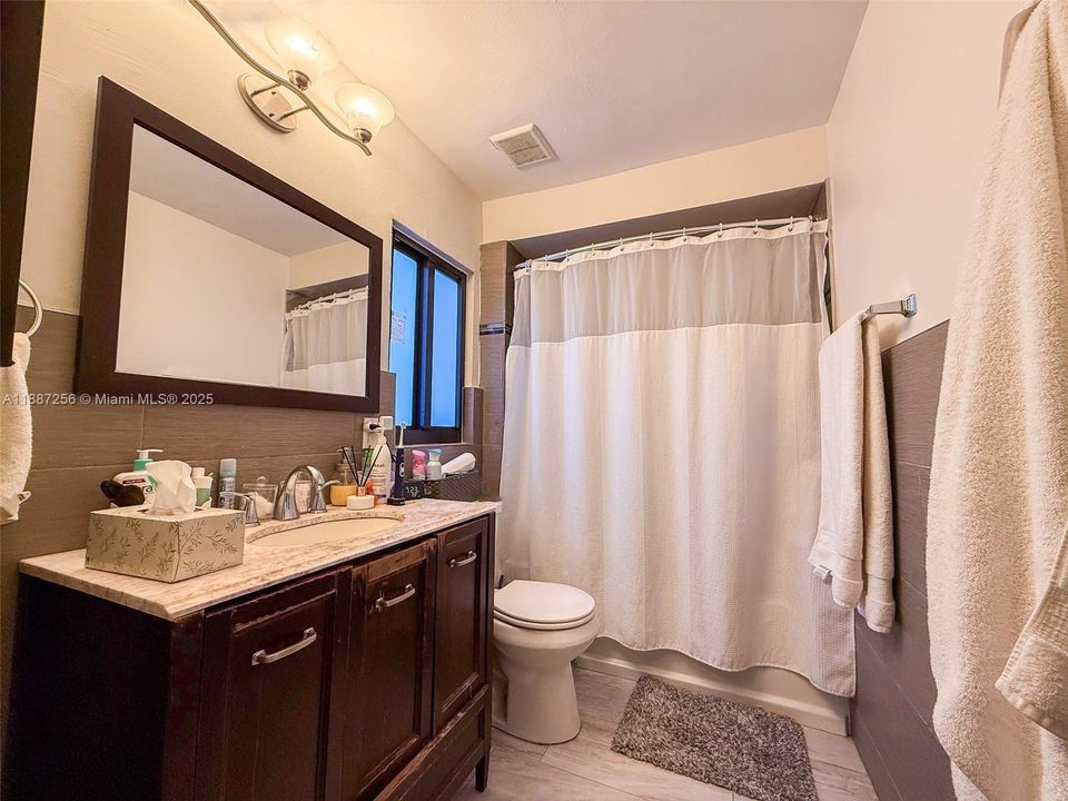 En Venta: $565,000 (4 camas, 3 baños, 1657 Pies cuadrados)