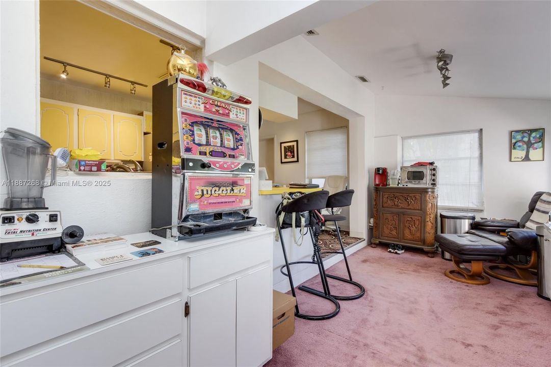 Recently Sold: $499,000 (2 beds, 1 baths, 1280 Square Feet)