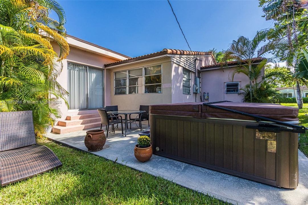 Recently Sold: $499,000 (2 beds, 1 baths, 1280 Square Feet)