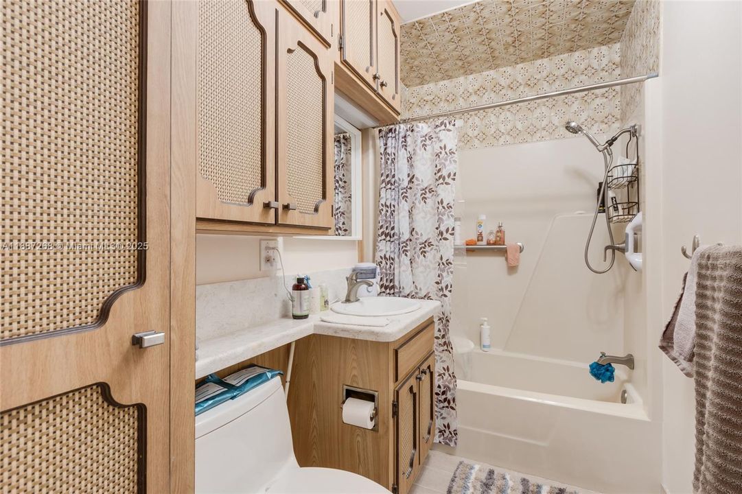 Recently Sold: $499,000 (2 beds, 1 baths, 1280 Square Feet)