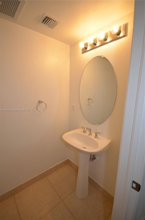 Под контрактом: $2,200 (1 спален, 1 ванн, 835 Квадратных фут)