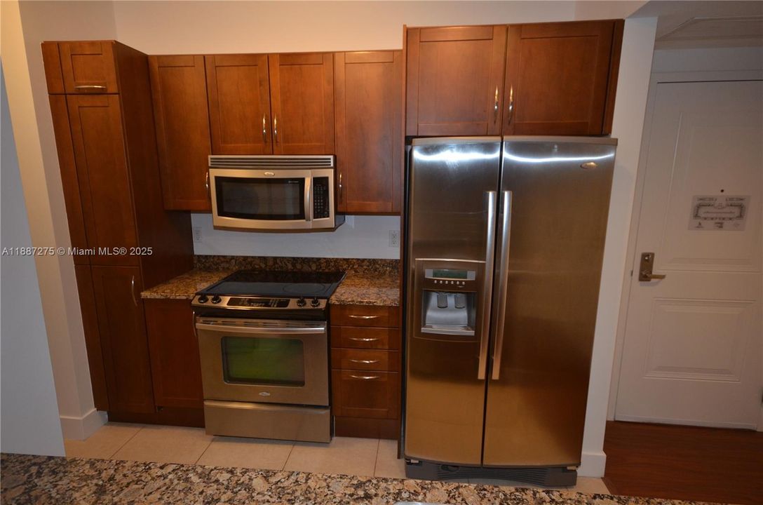 Под контрактом: $2,200 (1 спален, 1 ванн, 835 Квадратных фут)