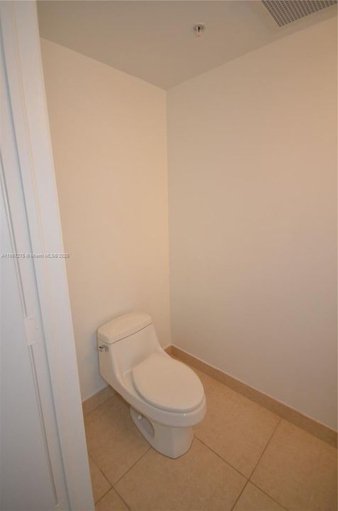 Под контрактом: $2,200 (1 спален, 1 ванн, 835 Квадратных фут)