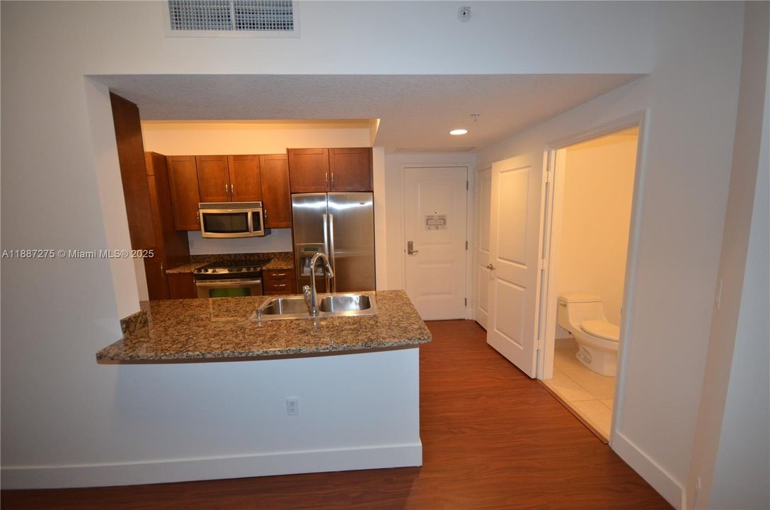 Под контрактом: $2,200 (1 спален, 1 ванн, 835 Квадратных фут)